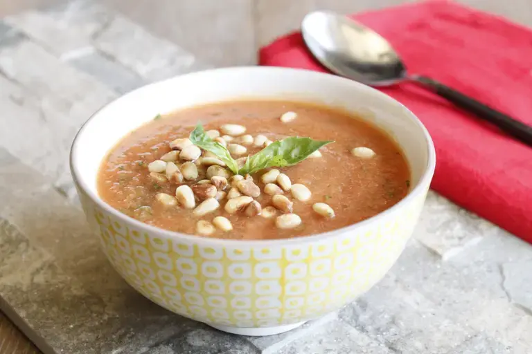 Soupe froide tomate basilic pignons