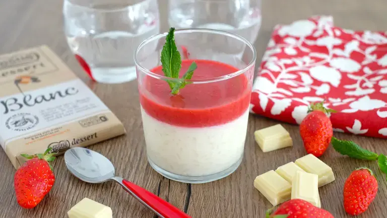 Riz au lait chocolat blanc et coulis de fraises