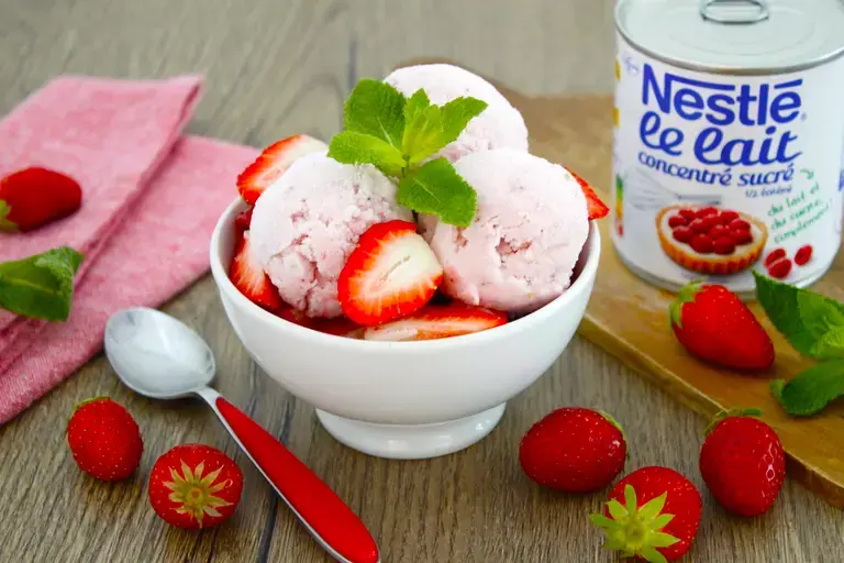 Glace fraise au lait concentré sucré
