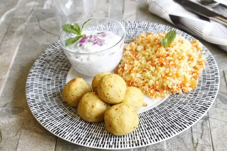 Boulettes de lentilles sauce au fromage blanc et semoule à la carotte
