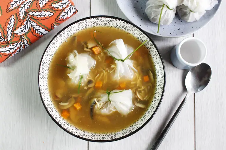 Bouillon de poule vermicelles aux champignons et ravioli aux crevettes