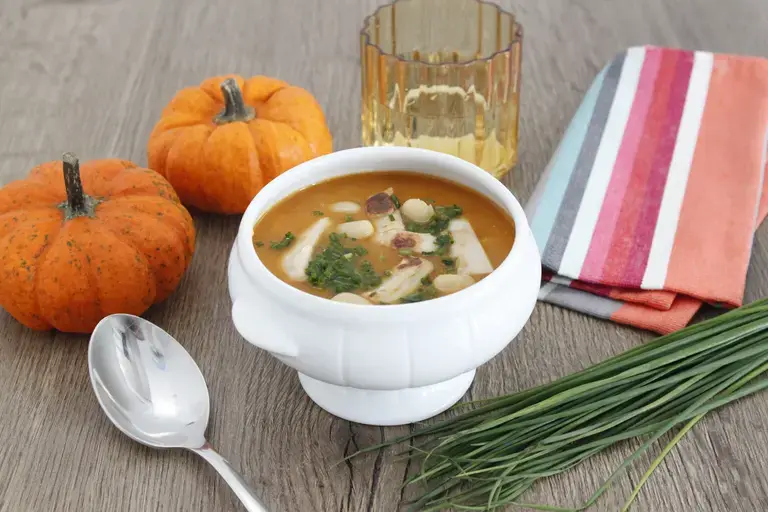 Soupe au potiron et haricots coco aux émincés vegan