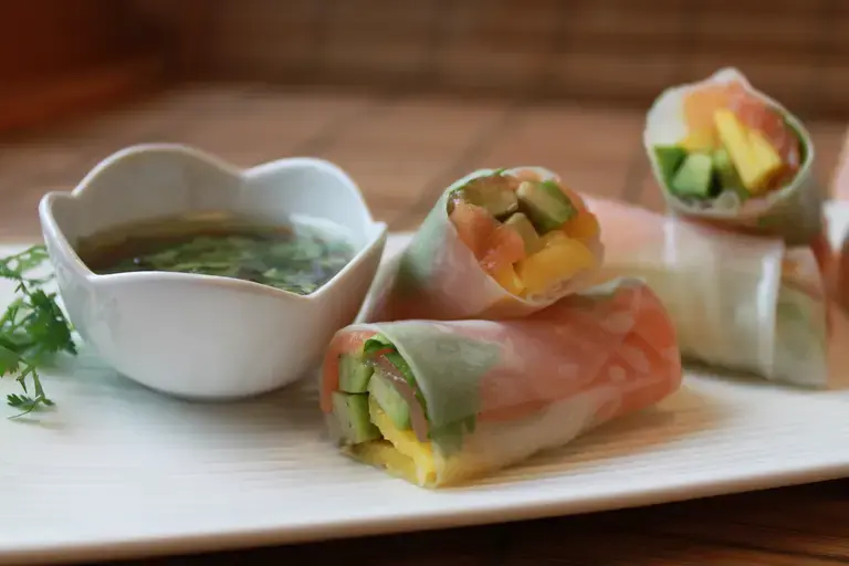 Rouleaux de printemps au saumon fumé, mangue et avocat