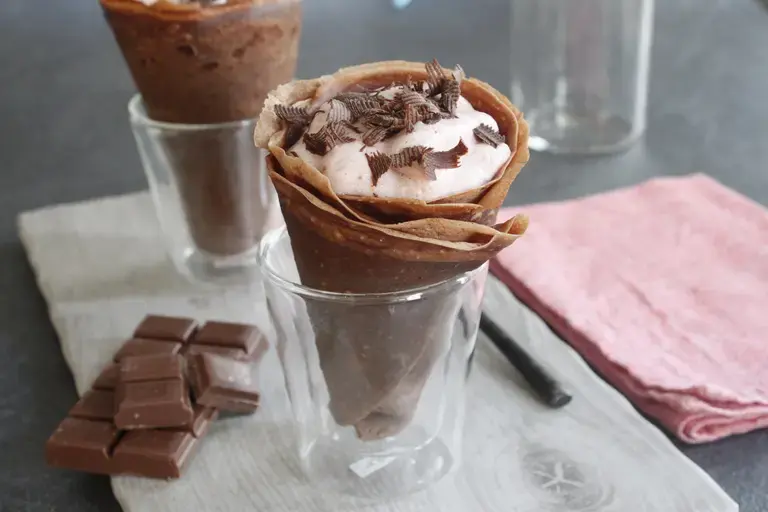 Cornet de crêpes au chocolat, mousse aux fruits rouges et copeaux de chocolat