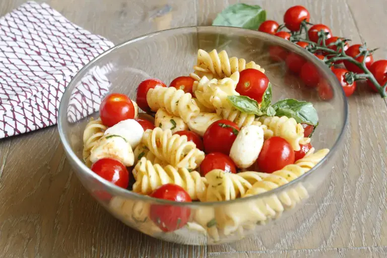 Salade de torsades billes de mozzarella et tomates