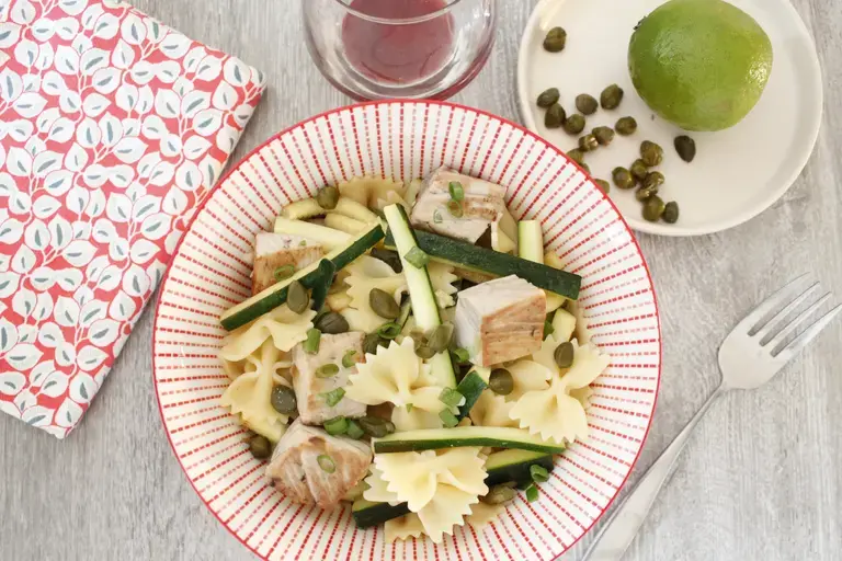 Salade de farfalles au thon mariné au citron, courgettes et câpres