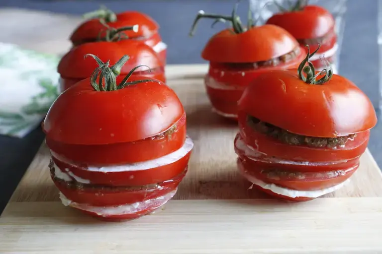 Tomates en millefeuilles olives et fromage ail et fines herbes