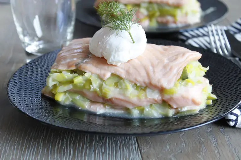 Mille-feuilles de saumon et poireaux , oeuf poché