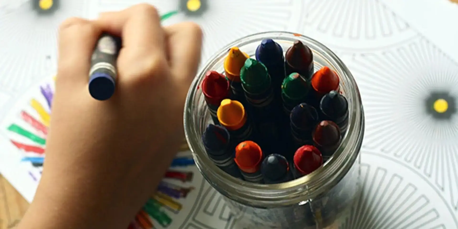 crayons dans un verre