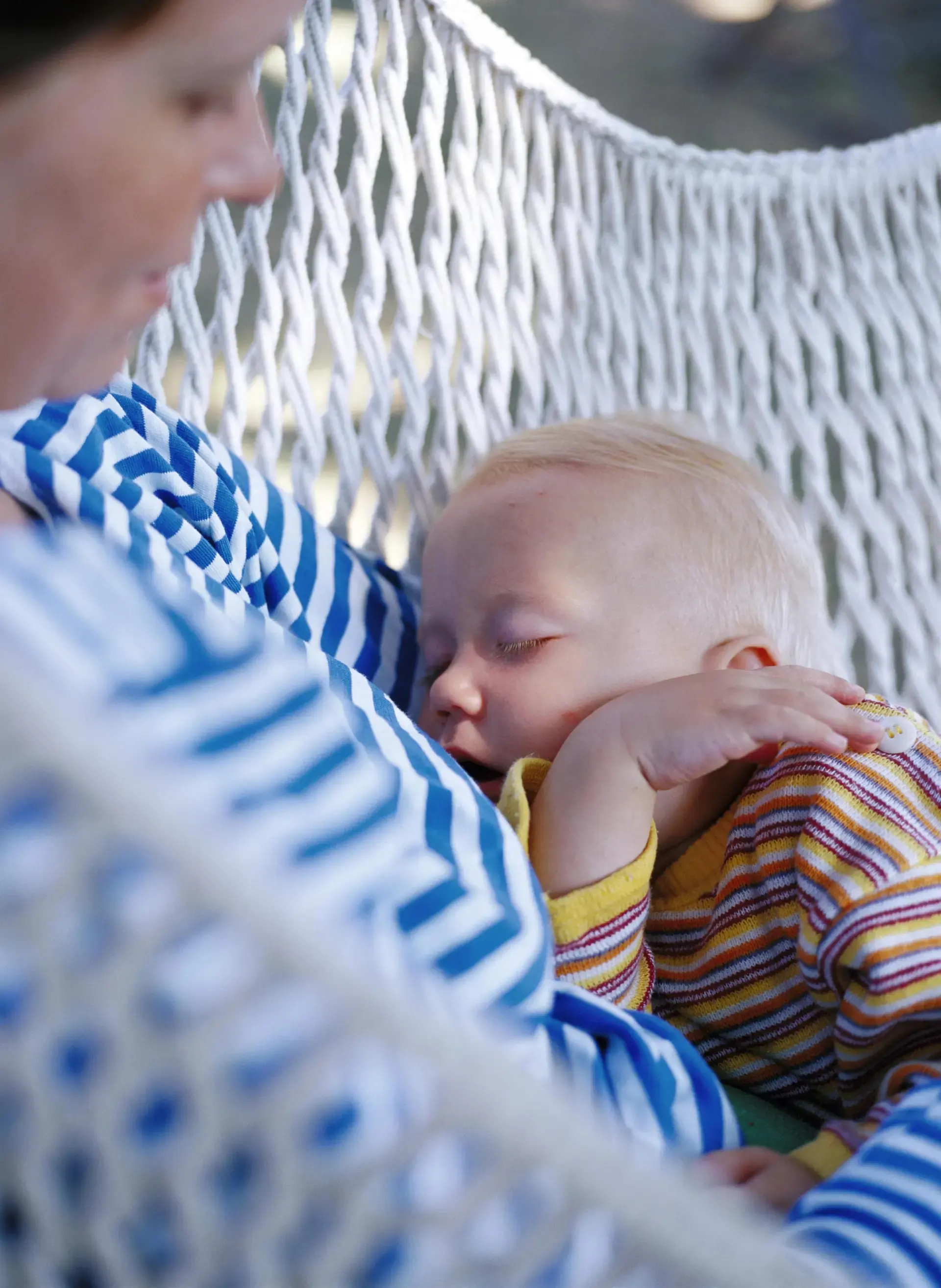Pourquoi bébé pleure dans son sommeil