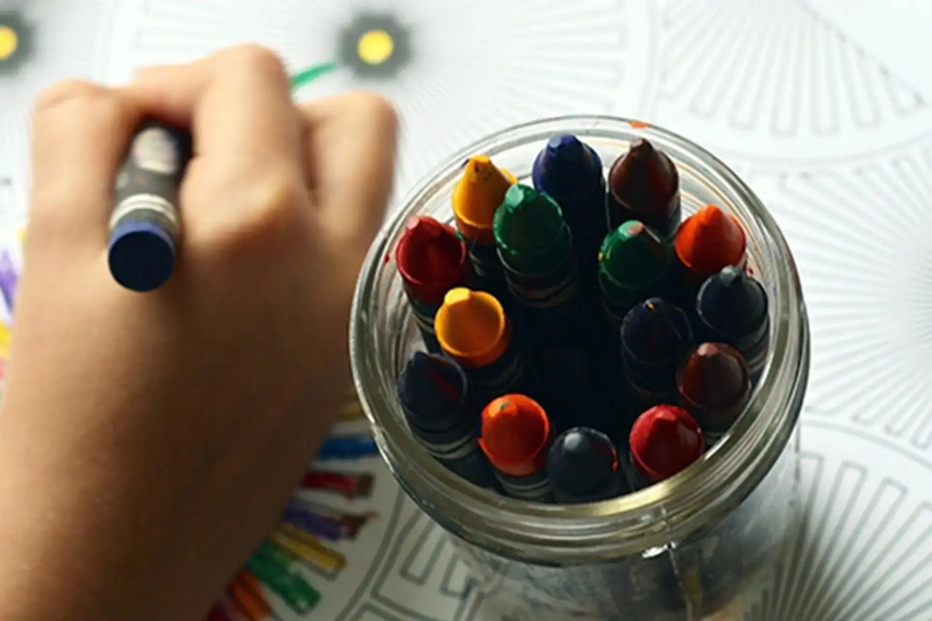 crayons dans un verre
