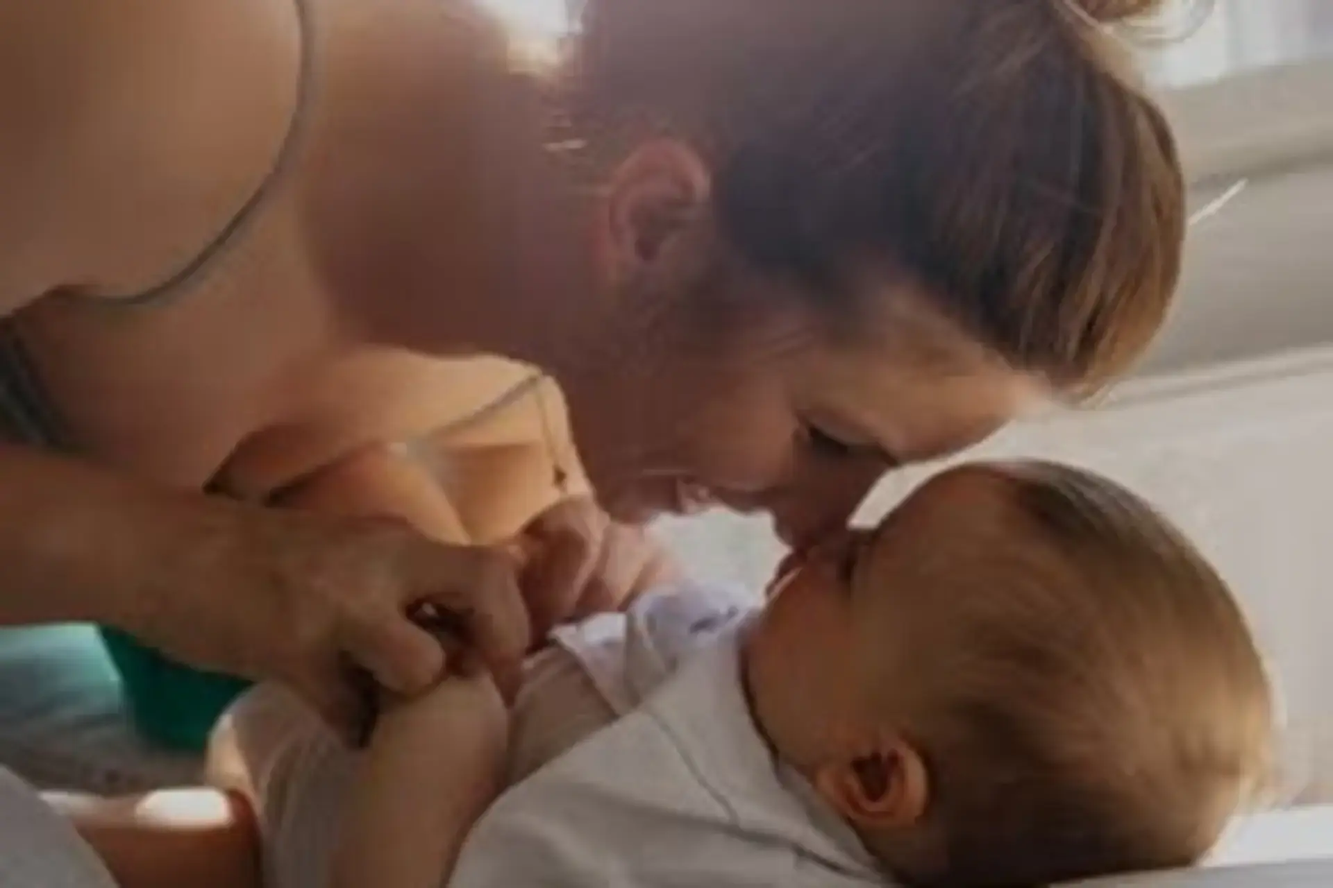 Une mère et son bébé partageant un moment tendre