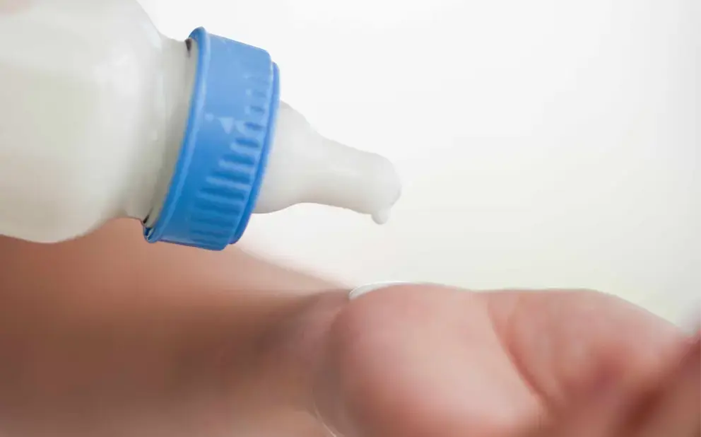 L'inventeur du biberon : tout savoir sur l'histoire du biberon