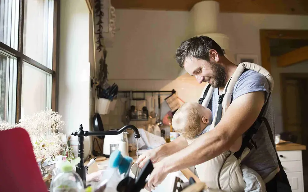 Bébé est gourmand et mange trop, que faire ?