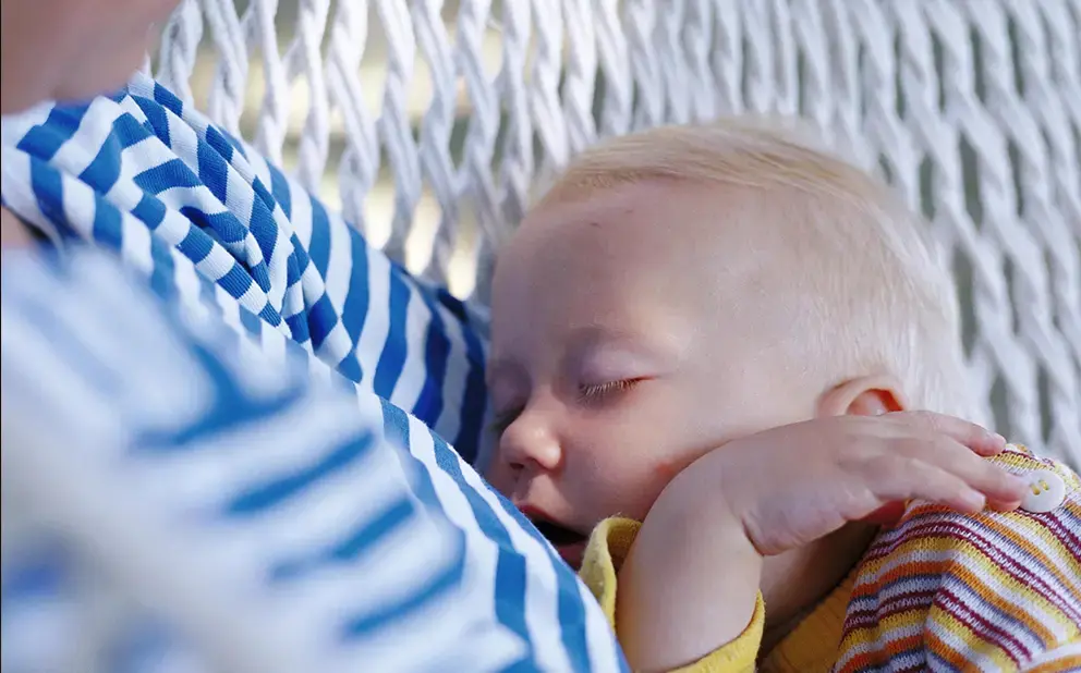Les pleurs de bébé pendant son sommeil ? Apprenez à les décoder