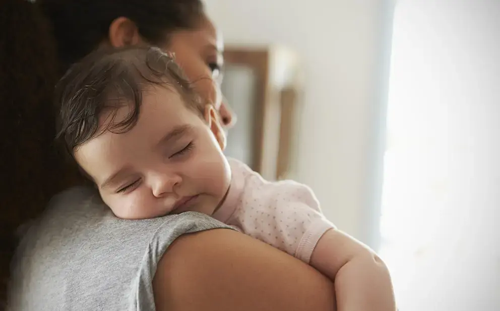 Le rot de bébé, jusqu'à quel âge faut-il aider ?