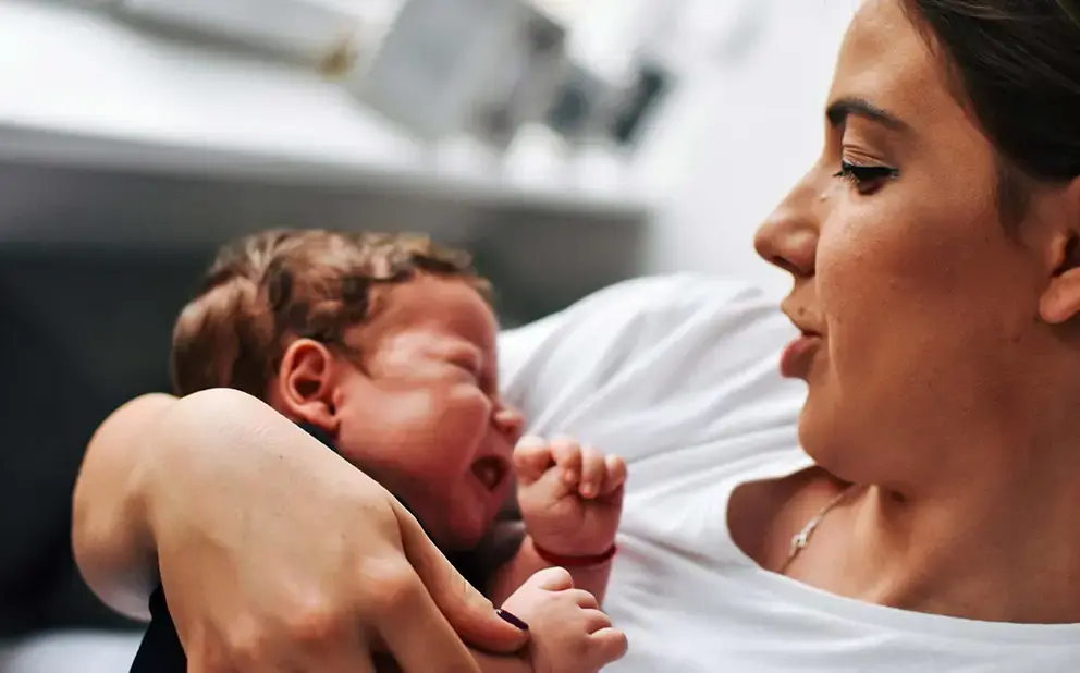 Régurgitation ou vomissement de bébé : quelle différence ?