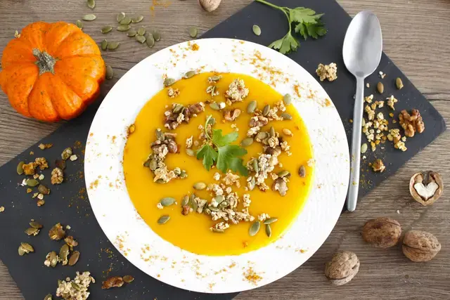 Velouté de potiron et granola salé