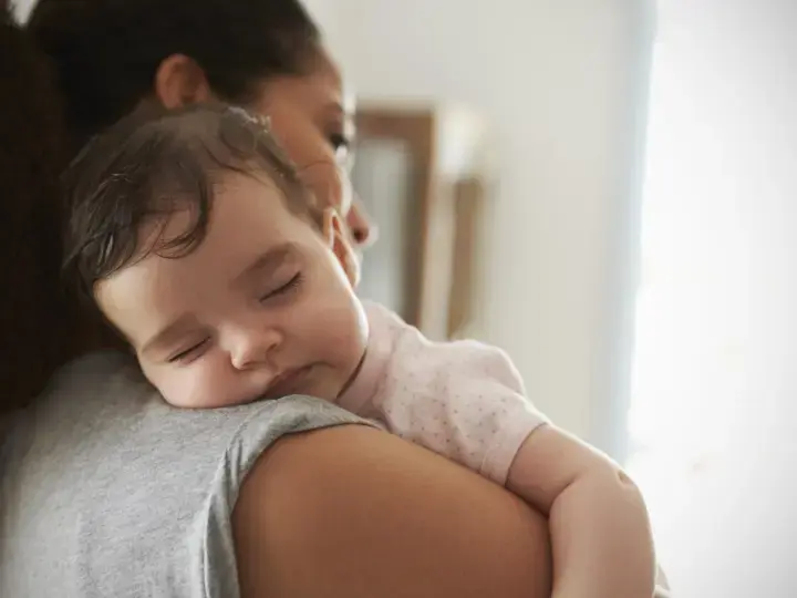 Le rot de bébé, jusqu'à quel âge faut-il aider