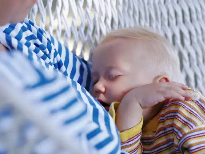 Pourquoi bébé pleure dans son sommeil