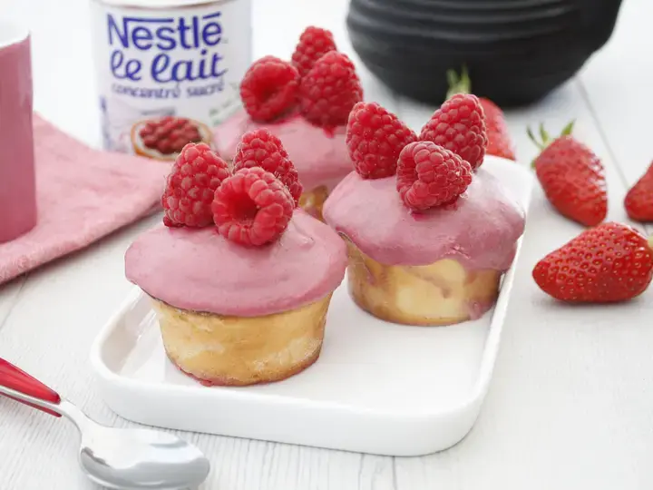 Muffins au lait concentré et fruits rouges