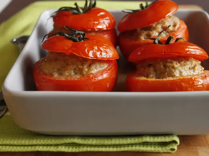 Tomates farcies au veau et petits fromages frais