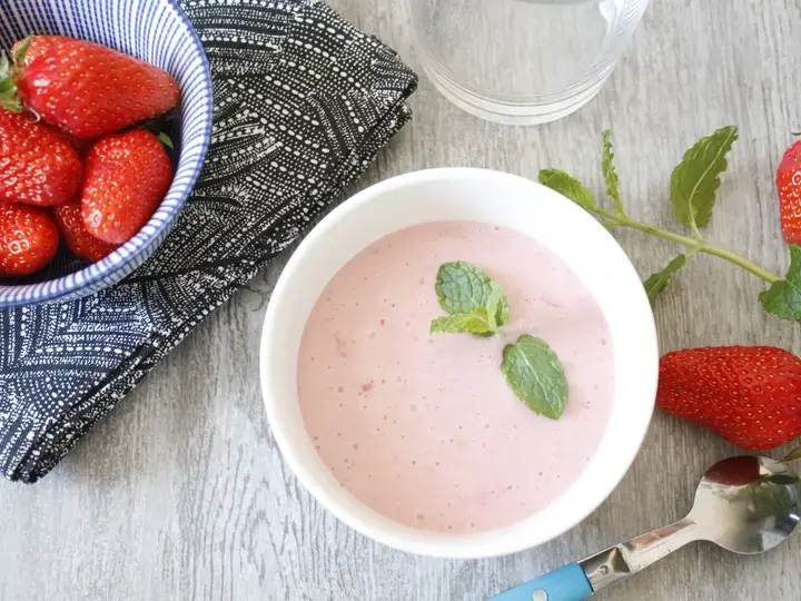 Soupe mousseuse de fraises