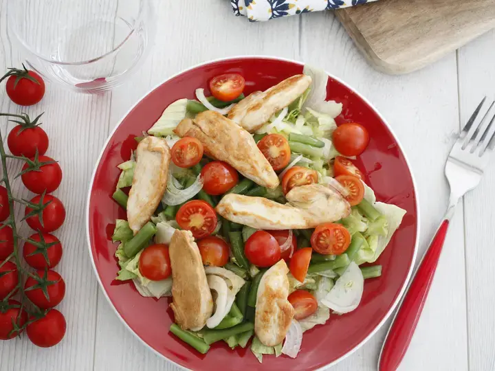 Salade de poulet et légumes croquants