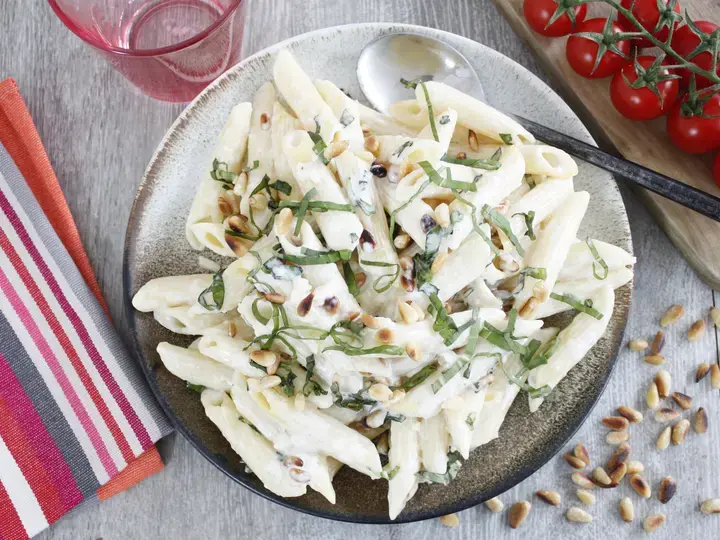 Penne au fromage pignons et basilic