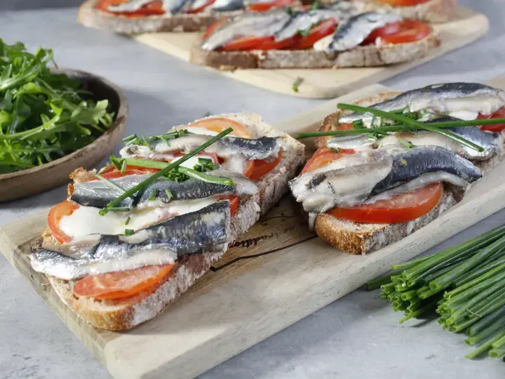 Tartines de sardines grillées tomates et ciboulette