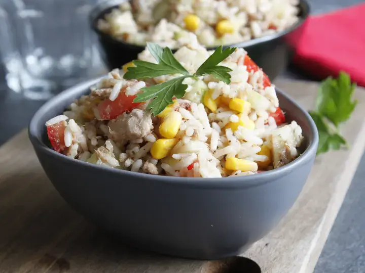 Salade de riz, tomates, maïs olives et dés de jambon