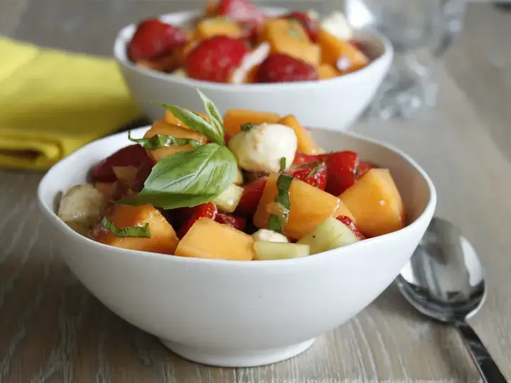 Salade de melon, concombre, fraises et mozzarella
