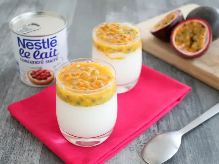 Panna cotta au lait concentré et fruits de la passion