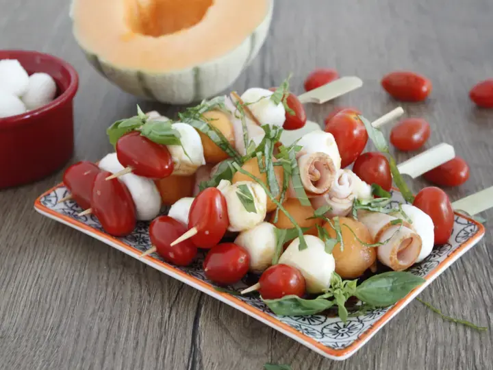 Brochettes melon, mozzarella, tomate basilic au miel et Arome