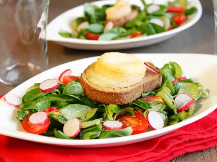 Salade de chèvre chaud
