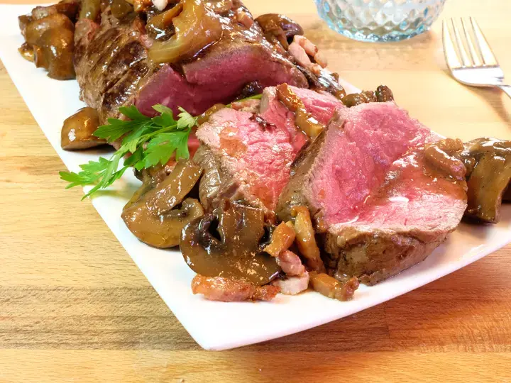 Rôti de boeuf, sauce aux champignons fumée
