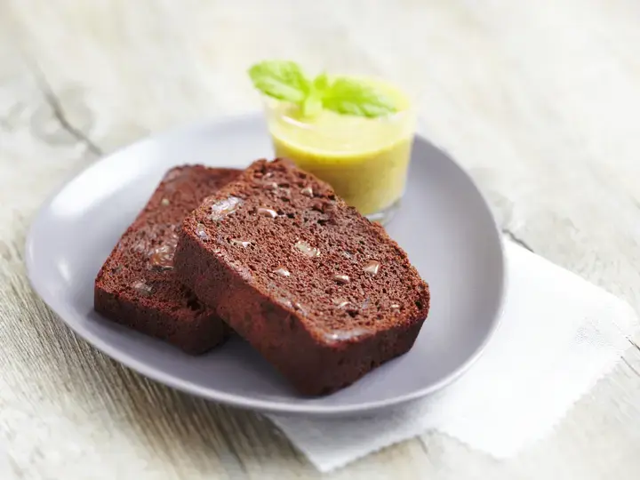 Cake chocolat au coulis de pèches menthe et amandes grillées (exclusivité facebook)