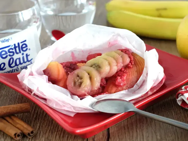 Papillottes de fruits sauce au lait concentré