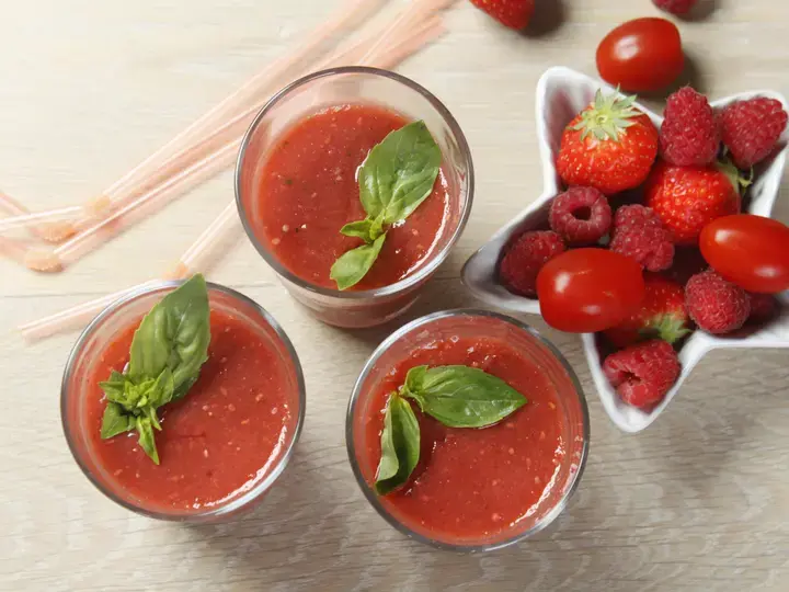 Smoothie fraise framboise tomate basilic