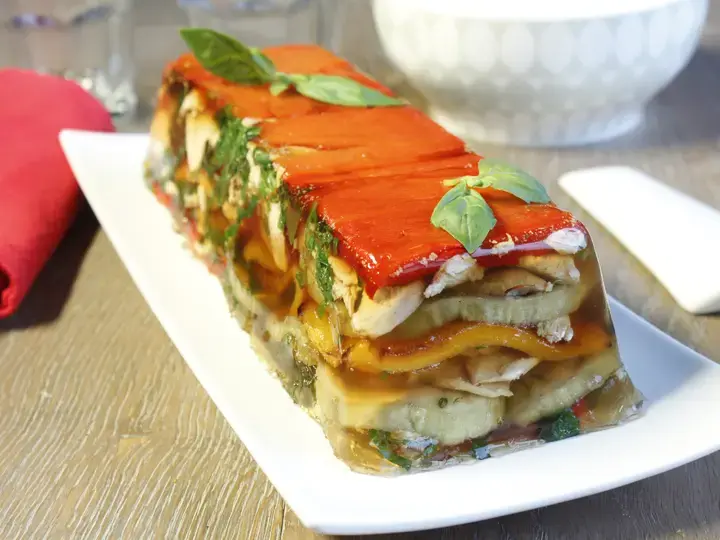 Terrine de poulet à la méridionale en gelée