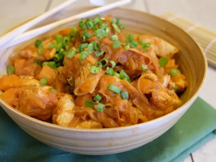 Dat Bokkeumtant, poulet aux légumes coréen