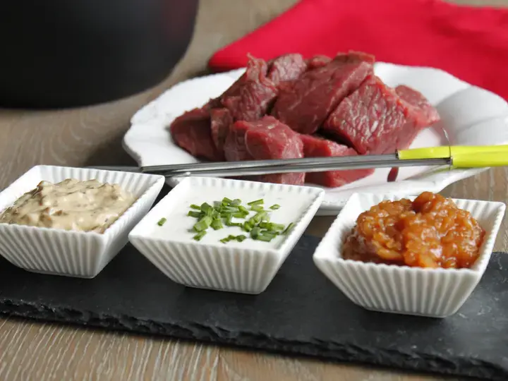 Fondue bourguignone et ses trois petites sauces