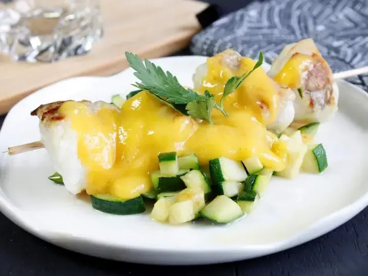 Brochettes de lotte au coulis de mangue