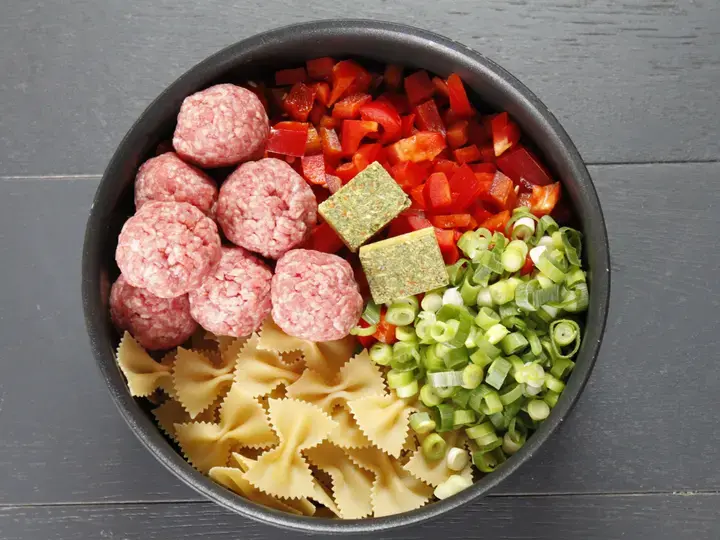 One pot pasta farfallone, boulettes de boeuf à la méridionale