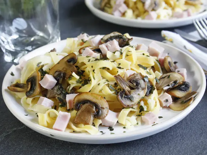 Tagliatelles champignons jambon mozzarella