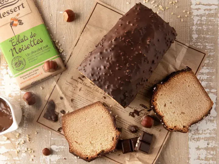 Gâteau au yaourt glaçage chocolat noisettes