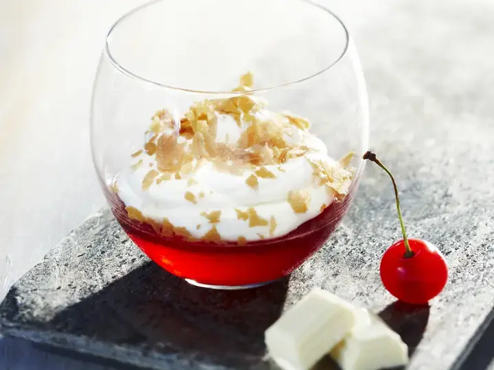 Gelée de griottes, mousse au chocolat blanc croustillante