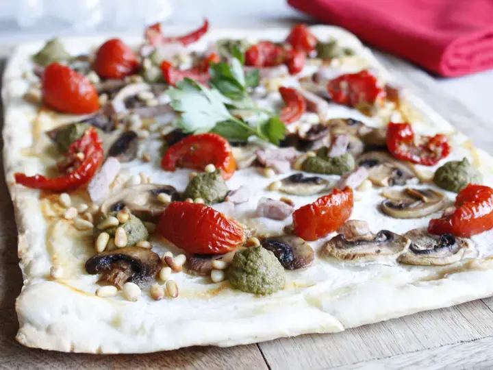 Pizza blanche tomate bacon