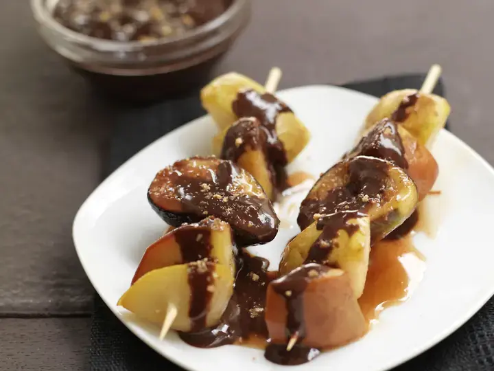 Brochettes d'automne a la cannelle sauce chocolat pralin