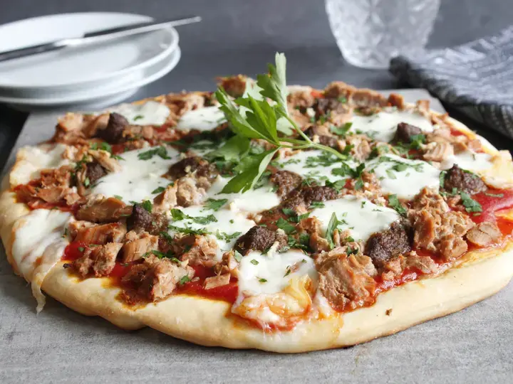 Pizza au thon et olives